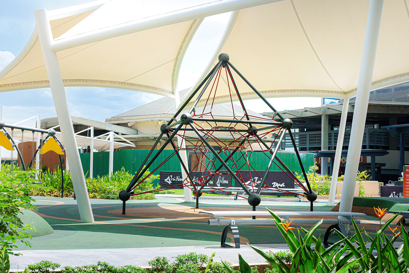 Trinoma_Full04.jpg